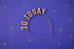 Fødselsdags Hårbøjle "30 TODAY" Metallic Guld