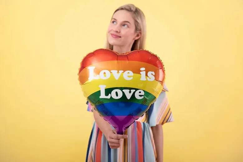 Rainbow "Love is Love" Hjerte Ballon, 35 cm
