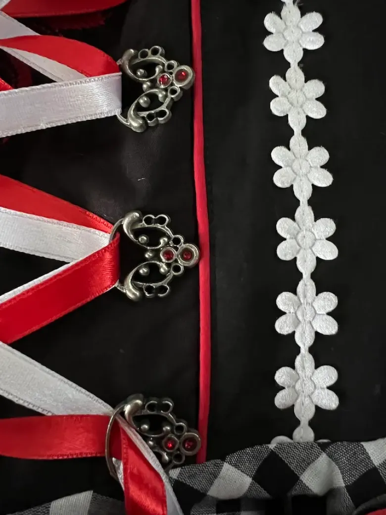 Sortternet Dirndl i 100% Bomuld, m/løs Skjorte